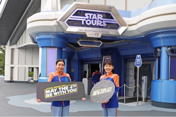 2026年5月10日(日)までの期間は、5月4日の「スター・ウォーズの日」を祝うフォトパネルを持って写真撮影することもできる