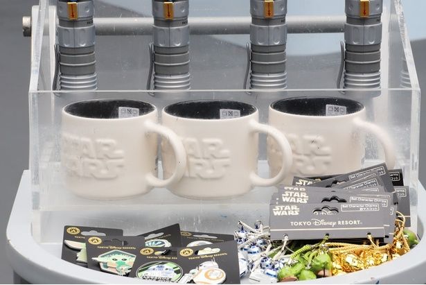 『スター・ウォーズ』のロゴが配された「マグカップ」(2000円)は、存在感がある大きめサイズ。インテリアとして飾るのもアリ！