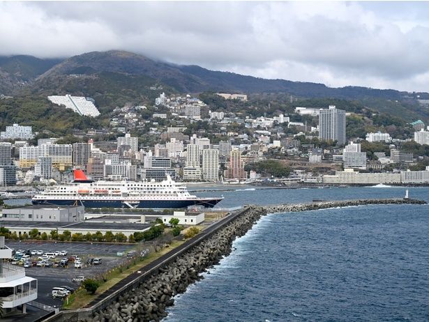 熱海の街並みや海水浴場を「ホテルニューアカオ」から望む