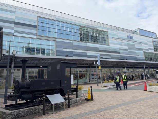 JR熱海駅と商業施設「ラスカ熱海」の前に軽便鉄道(左)が保存・展示されている