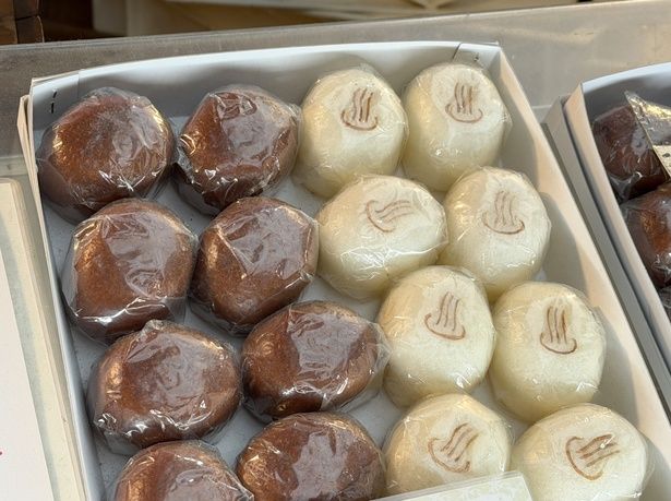熱海名物「温泉まんじゅう」はいくつかの店舗で販売されている