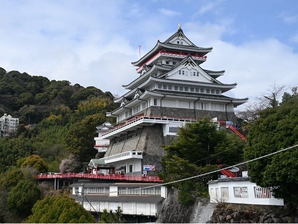 「熱海城」は熱海駅からバスで約15分。山麓の後楽園からロープウェイでも行ける