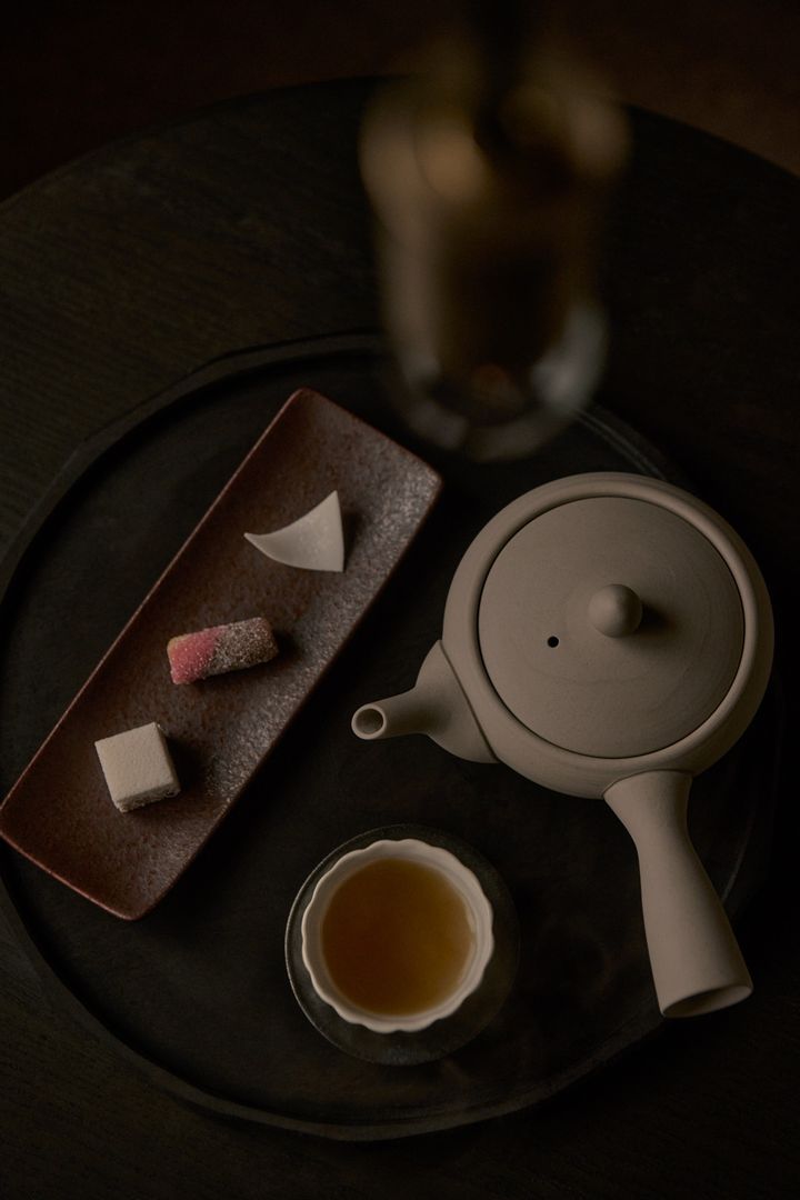 KÚON 箱根強羅の「ティーラウンジ」で提供される季節の和菓子とお茶。