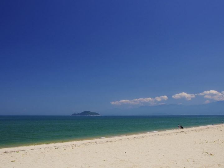 愛媛県今治市にある湯ノ浦温泉は、四国で初めて「国民保養温泉地」に指定された歴史ある保養地です。温泉の湯は、ラドンを含む質の高さが自慢。瀬戸内海の絶景と海の幸を堪能できるリゾート型温泉地として高い人気を誇っています。