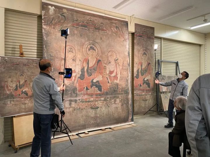 法隆寺金堂壁画複製品を検品する様子