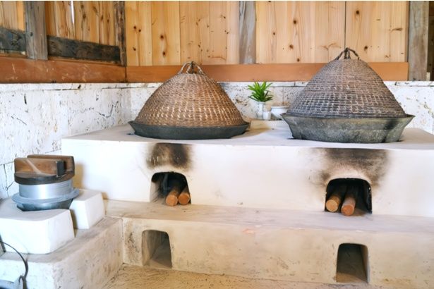 台所のかまど。鍋はシンメーナービ、蓋はカマンタと呼ばれ、蒸し料理に使われた