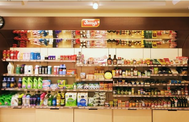 外国のお菓子や日用品が並ぶグロサリーコーナー