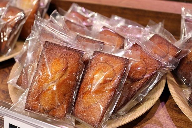 「ハニーフィナンシェ(キャラメル)」(291.60円)。大阪都市部で都市養蜂を行う、大阪ハニーの希少なハチミツを使用した洋菓子は、手土産にも人気