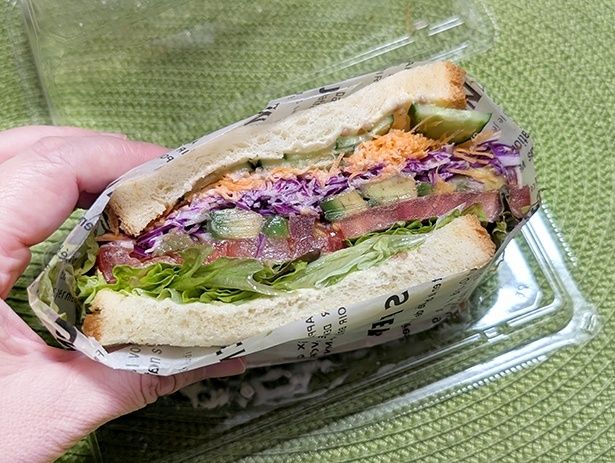 「彩り野菜サンド」(645.34円)は、甘みのあるパンに、シャキシャキの野菜がたっぷりでボリューム満点