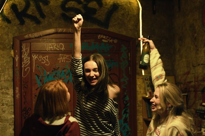 映画『OXANA／裸の革命家・オクサナ』場面写真 （C）2024 ‐ Rectangle Productions ‐ 2.4.7. Films ‐ Hero Squared ‐ France 3 Cinema ‐ Tabor Ltd width=