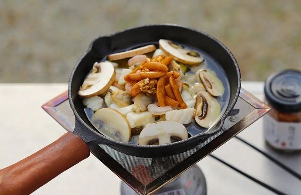 驚きの新食感！万能スパイス「ほりにし」から新商品『柿の種のオイル漬け』が登場