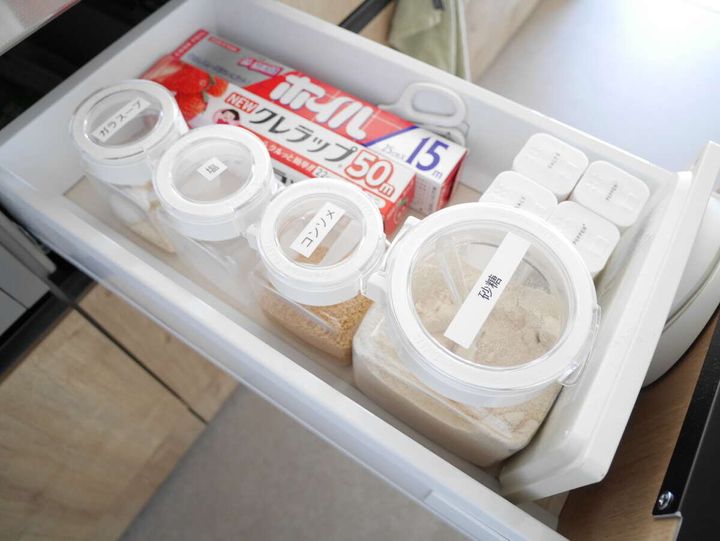 キッチンの引き出しに収納された詰め替え容器の調味料