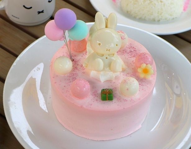 こちらは、パステルカラーがとってもかわいい、白桃をサンドした生クリームケーキ「【数量限定】ミッフィーのセレブレーションケーキ」(3000円/「エブリデイ・セレブレーションキッチン」)
