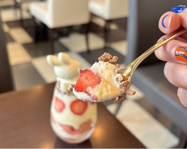 フルーツの甘みとクリームのまろやかなコクがマッチ！サクサクのクランブルの食感もポイントに