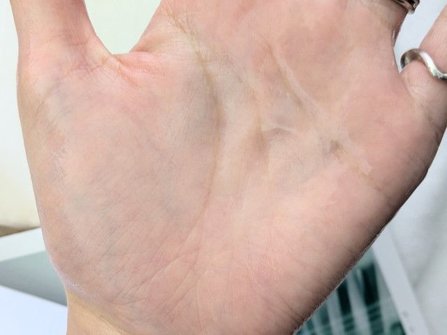 オールペア ラディエンスファームモイスチャーローションのテクスチャーを手のひらにのせたようす