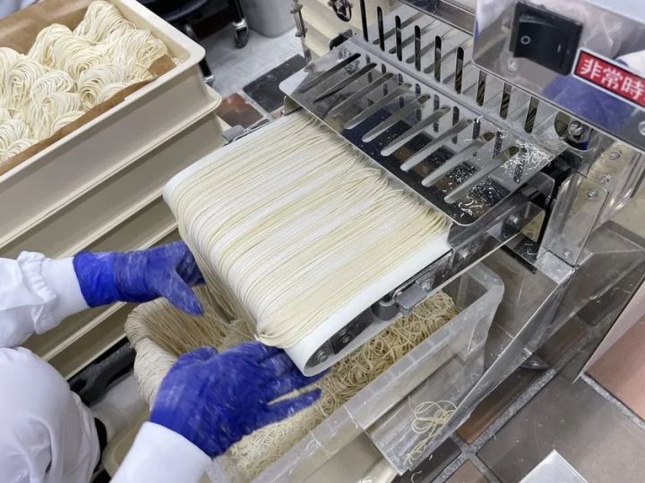 オリジナル麺の開発をサポートする製麺作業の様子