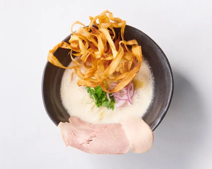 鶏soba座銀の「鶏soba」。澄んだ黄金色のスープに細麺が整然と盛りつけられた一杯