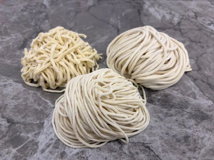 さまざまな太さと食感の麺が並ぶ製麺の様子。細麺から太麺まで多様な麺種が揃う