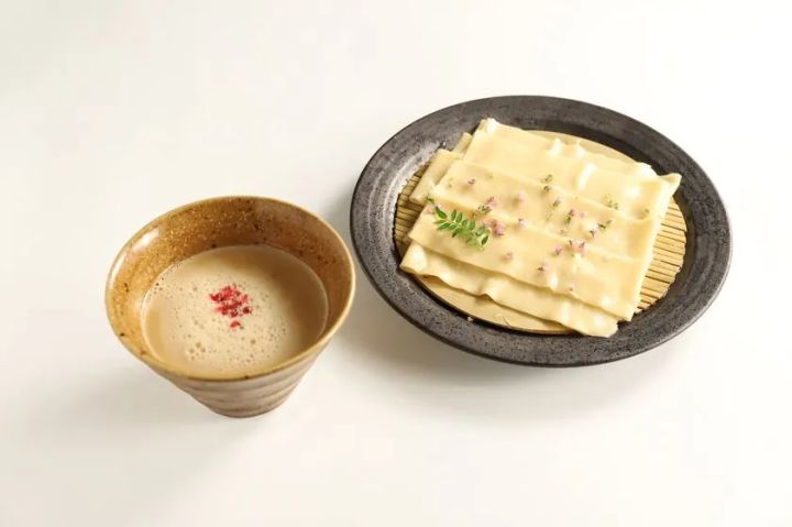 NEXT□の「牡蠣つけ麺asobu」。深みのある濃厚なつけ汁と弾力ある太麺が組み合わさった一杯