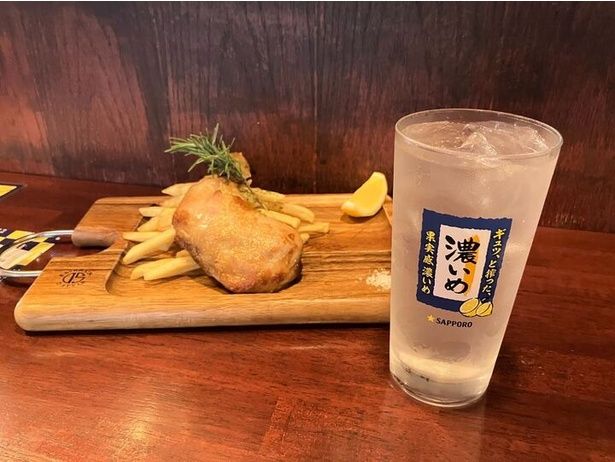 渋谷バル「骨付きローストチキン」(1429円)と濃いめのレモンサワー