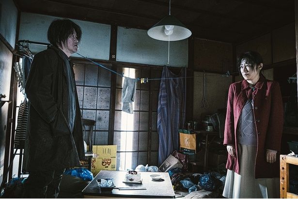 花子の存在が山田の唯一の拠り所だったが… [c]佐藤二朗 永田諒 ／ ヒーローズ [c]2026 映画「名無し」製作委員会 