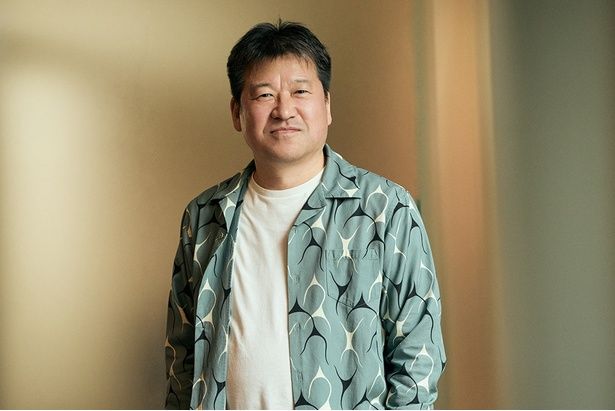 20代のころからの“同志”である佐々木蔵之介との共演を喜ぶ佐藤二朗 撮影/河内彩 ヘアメイク/今野 亜季(A.m Lab) スタイリング/鬼塚美代子(Ange)