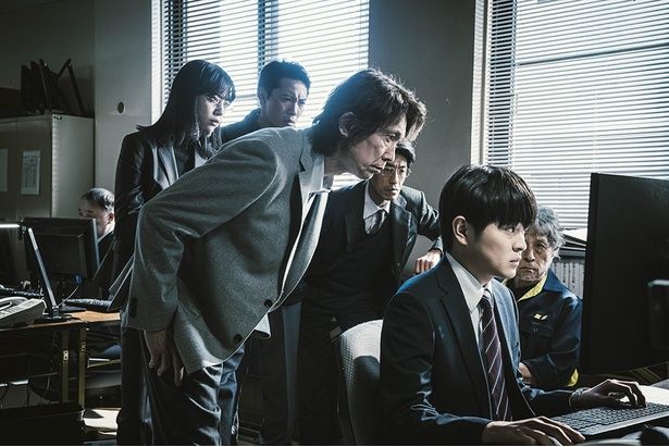 刑事の国枝は執念深く山田を追う [c]佐藤二朗 永田諒 ／ ヒーローズ [c]2026 映画「名無し」製作委員会 