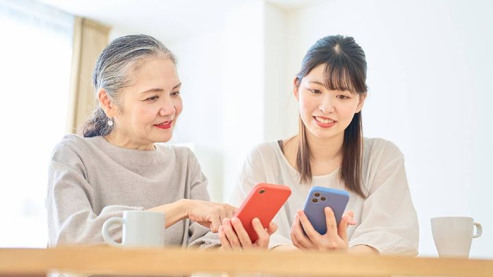 【世代別】「星の数」で足切りする20代、「文章レビュー」で最終確認する50代——レビューの「使い方」に見える世代格差 画像提供：PIXTA（※実在の人物や団体等とは関係ありません）
