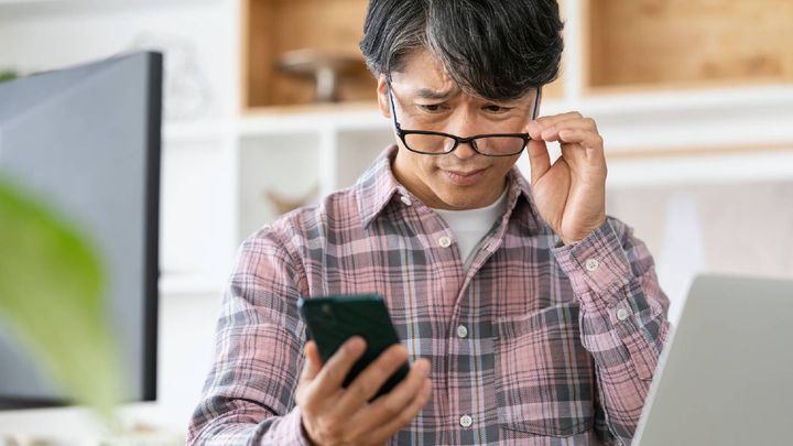 広がる「レビュー疲れ」。世代で異なる口コミとの付き合い方と決断タイミング 画像提供：PIXTA（※実在の人物や団体等とは関係ありません）