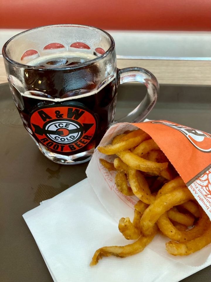 『A&W 牧港店』の「ルートビア」と、「カーリーポテトフライ」