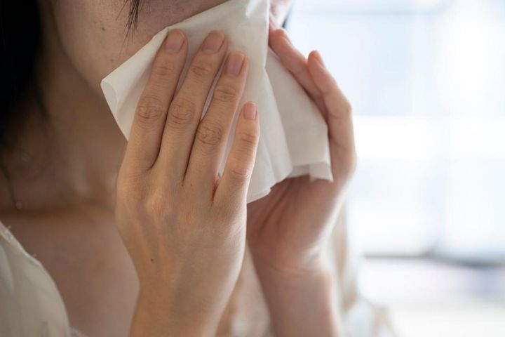 くしゃみでヒヤッ…その前に。尿漏れを防ぐ姿勢と“座ってできる”骨盤底筋トレ