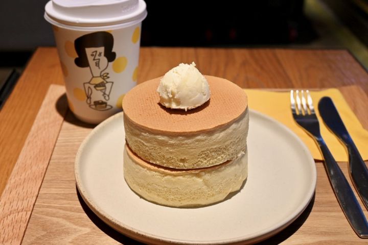 「米粉プレーンの焼きたてホットケーキ（ダブル）」1280円〜