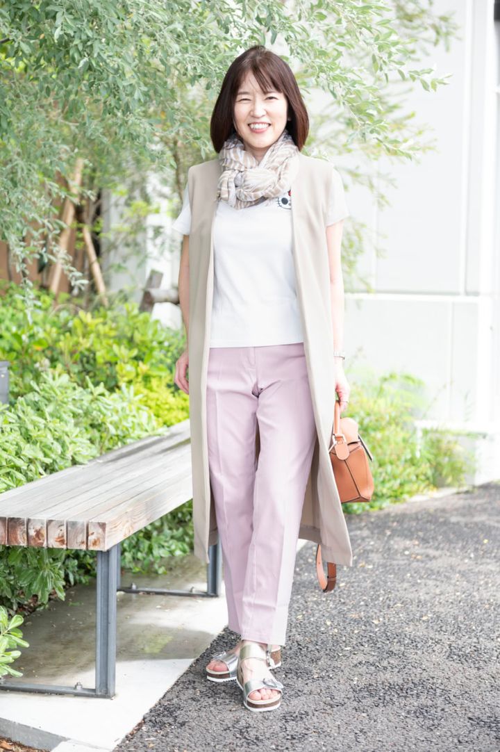 ジレ･･･Elura Tシャツ･･･ a-jolie パンツ･･･UNFILO ストール･･･UNTITLED バック･･･LOEWE サンダル･･･ara