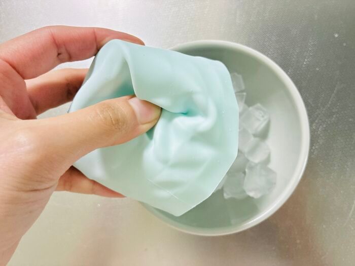 セリアの〈一発で40個作れるアイテム〉がすごかった！モミモミするだけでお店級の氷がザクザク完成♪「こんなの待ってた〜！」