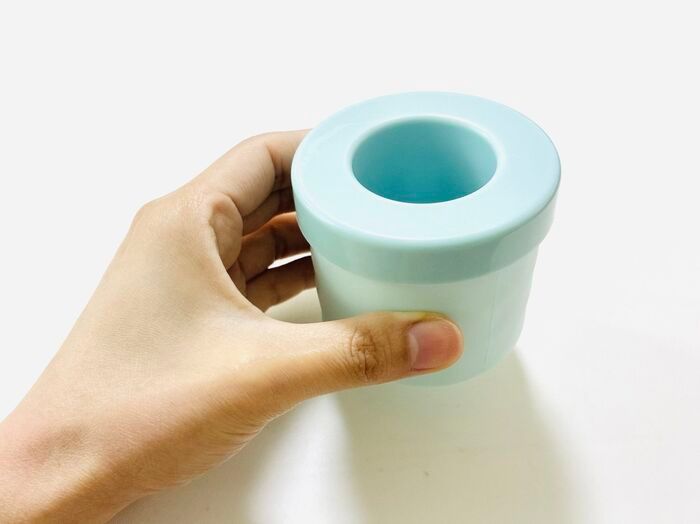 セリアの〈一発で40個作れるアイテム〉がすごかった！モミモミするだけでお店級の氷がザクザク完成♪「こんなの待ってた〜！」