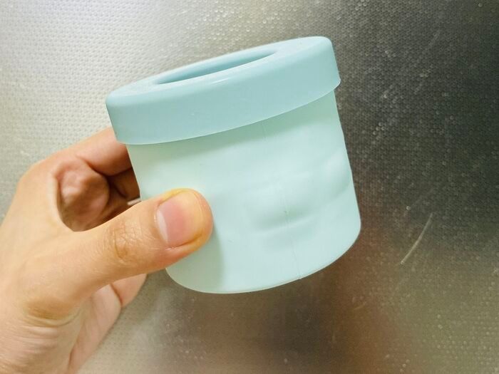 セリアの〈一発で40個作れるアイテム〉がすごかった！モミモミするだけでお店級の氷がザクザク完成♪「こんなの待ってた〜！」