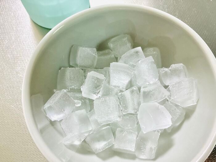 セリアの〈一発で40個作れるアイテム〉がすごかった！モミモミするだけでお店級の氷がザクザク完成♪「こんなの待ってた〜！」