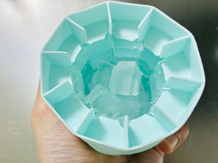 セリアの〈一発で40個作れるアイテム〉がすごかった！モミモミするだけでお店級の氷がザクザク完成♪「こんなの待ってた〜！」