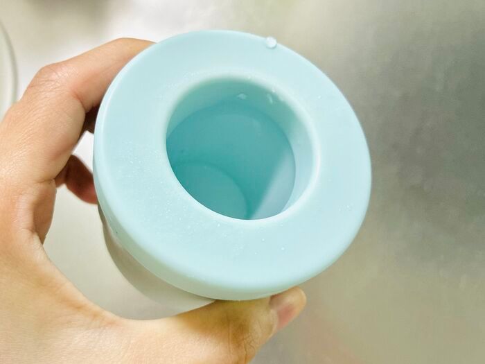 セリアの〈一発で40個作れるアイテム〉がすごかった！モミモミするだけでお店級の氷がザクザク完成♪「こんなの待ってた〜！」