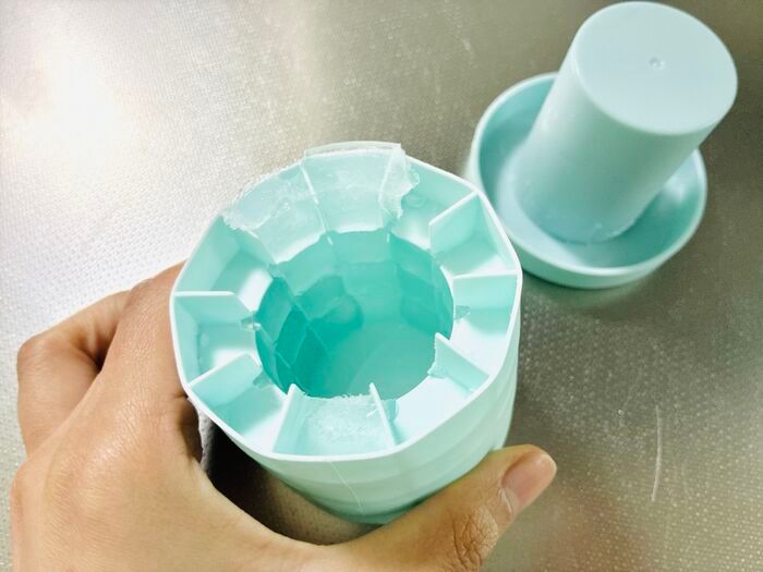 セリアの〈一発で40個作れるアイテム〉がすごかった！モミモミするだけでお店級の氷がザクザク完成♪「こんなの待ってた〜！」