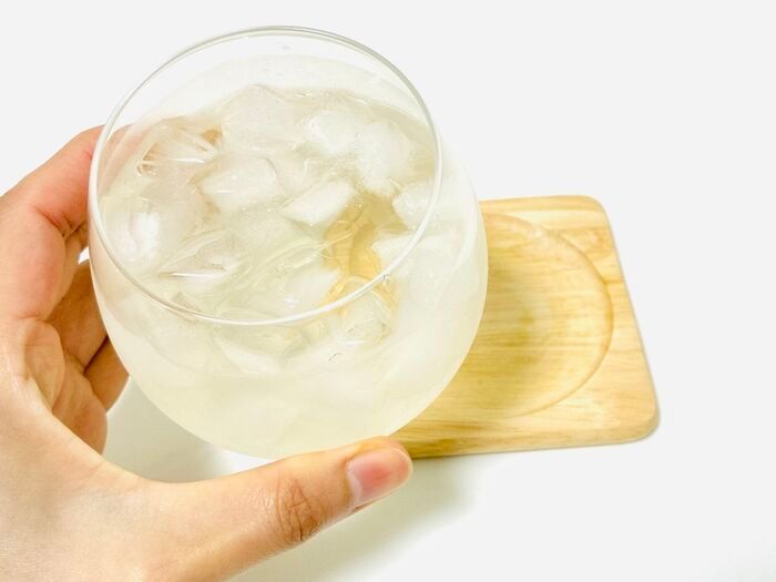 セリアの〈一発で40個作れるアイテム〉がすごかった！モミモミするだけでお店級の氷がザクザク完成♪「こんなの待ってた〜！」
