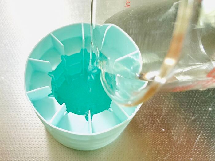 セリアの〈一発で40個作れるアイテム〉がすごかった！モミモミするだけでお店級の氷がザクザク完成♪「こんなの待ってた〜！」