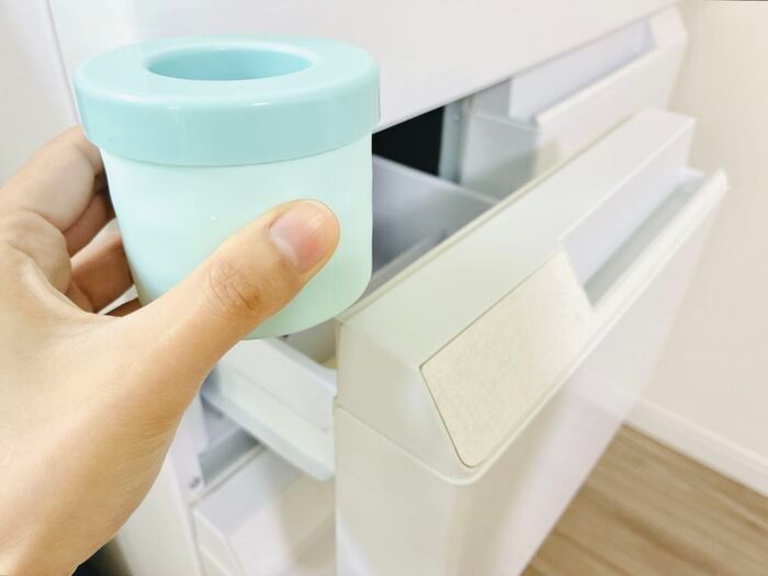 セリアの〈一発で40個作れるアイテム〉がすごかった！モミモミするだけでお店級の氷がザクザク完成♪「こんなの待ってた〜！」