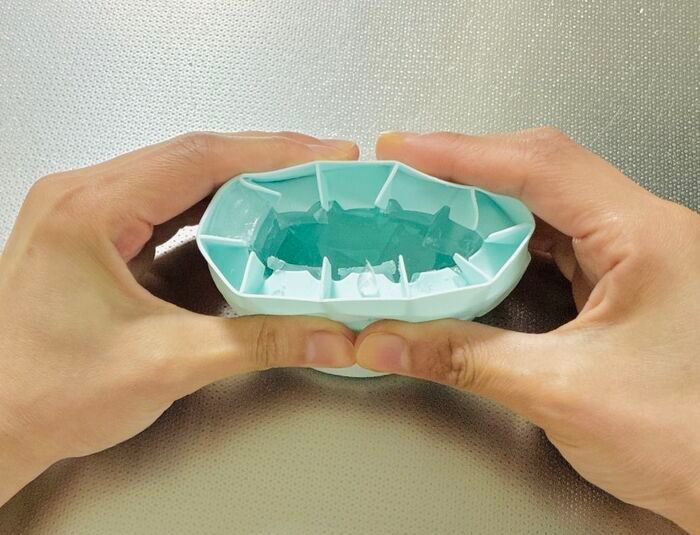 セリアの〈一発で40個作れるアイテム〉がすごかった！モミモミするだけでお店級の氷がザクザク完成♪「こんなの待ってた〜！」