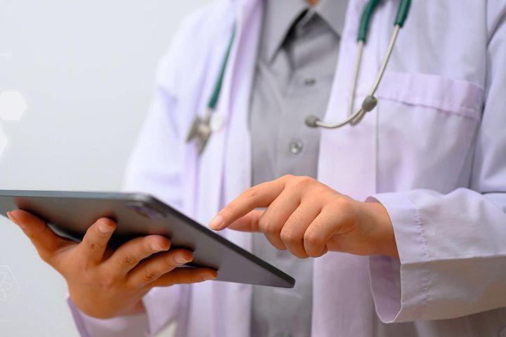 タブレットを操作する医師