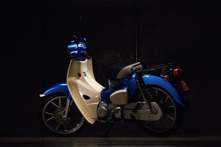 【スーパーカブ （1958年発売／ホンダ）〈右〉】