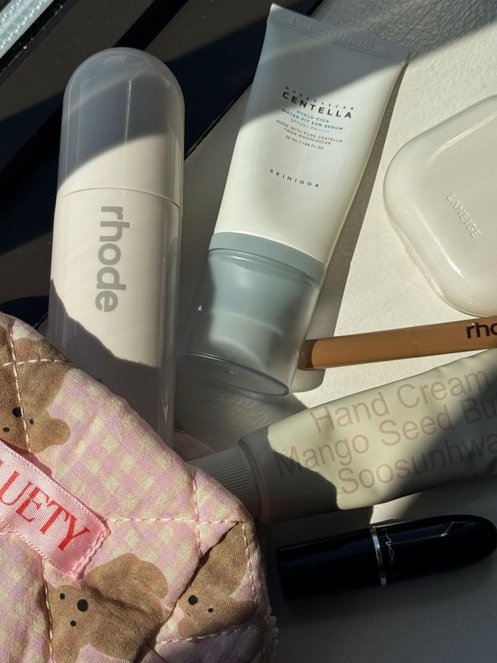 rhode「Glazing Mist」、SKIN1004「ヒアルーシカ ウォーターフィットサンセラム」、LANEIGEのクッションファンデ、rhode「Peptide Lip Shape」HETRASE「マンゴーシードバターハンドクリーム」