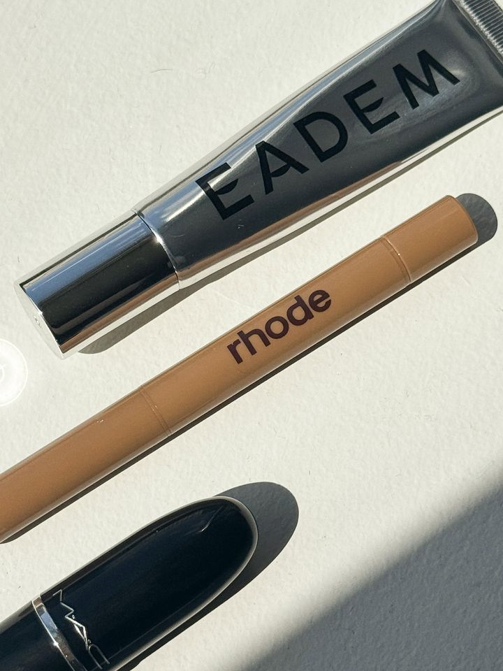 EADEM「Le Chouchou Lip Softening Balm（Butter Mochi）」。rhode「Peptide Lip Shape（Lunge）」。 M・A・C「ラスターガラス リップスティック Hug Me」。