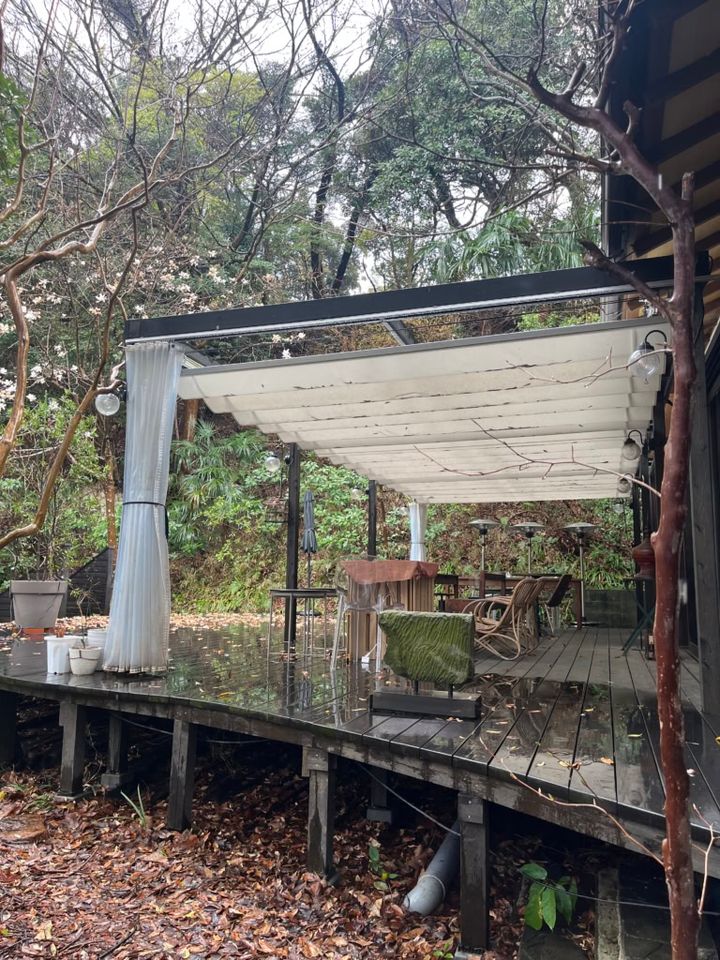 「＋h cafe kamakura」のテラス