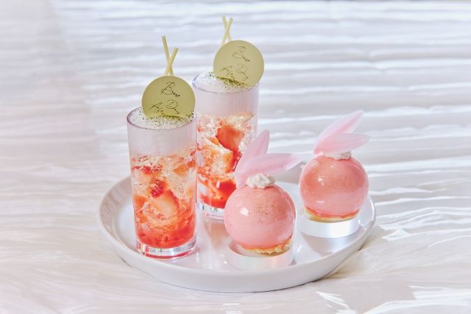 ザ ストリングス 博多「初夏のいちごと抹茶アフタヌーンティー」左：いちごと抹茶のヴェリーヌ右：いちごのムース